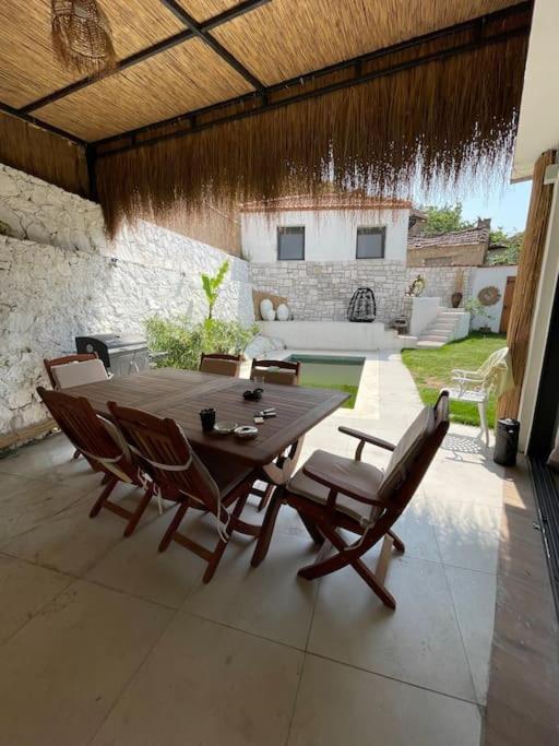 Oezel Havuzlu Kiralik Tas Villa Kusadası Extérieur photo