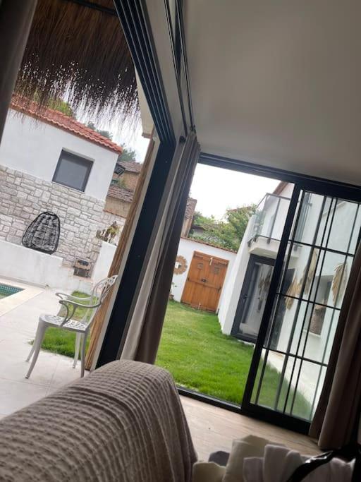 Oezel Havuzlu Kiralik Tas Villa Kusadası Extérieur photo